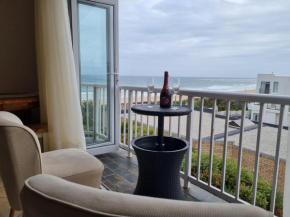 Lovely 2 bedrooms, 2 bathrooms Flat with sea view.